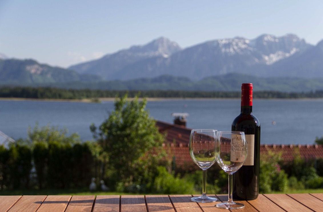 Terrasse mit Blick auf Hopfensee und Berge